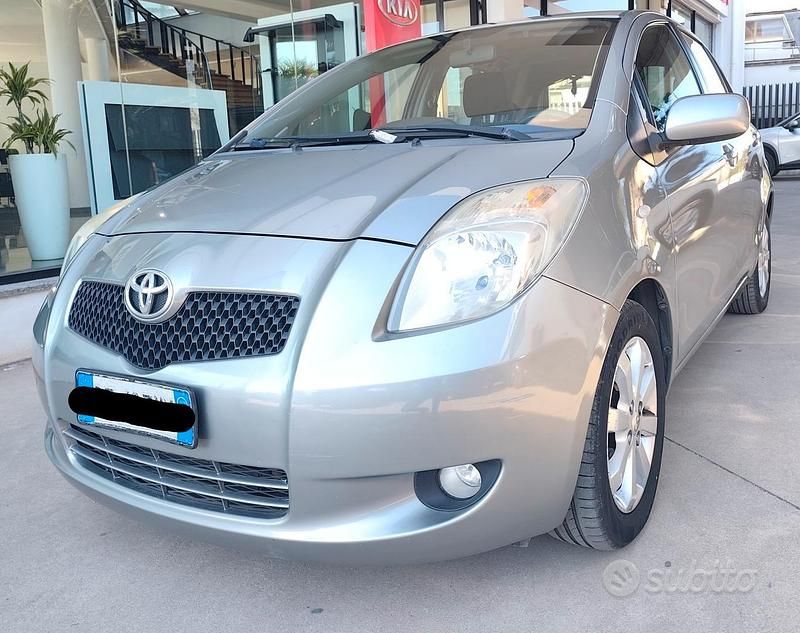 Usata Toyota Yaris 90 CV (66 kW) 2007 Grigio Utilitaria