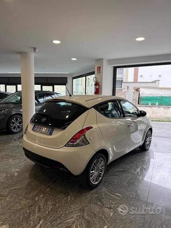 Usata Lancia Ypsilon Silver 69 CV (50 kW) 2013 Bianco Utilitaria