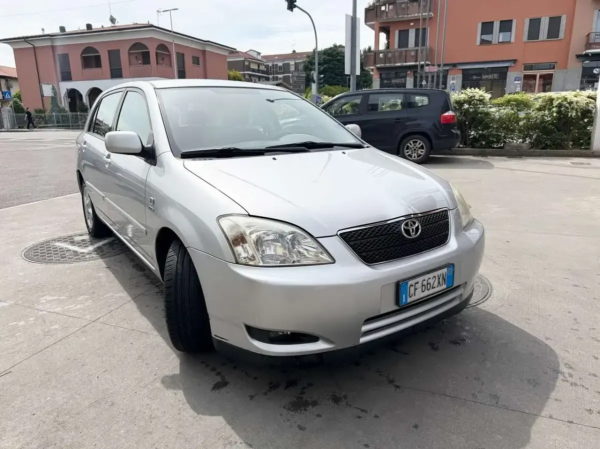 Usata Toyota Corolla 97 CV (71 kW) 2003 Argento Berlina