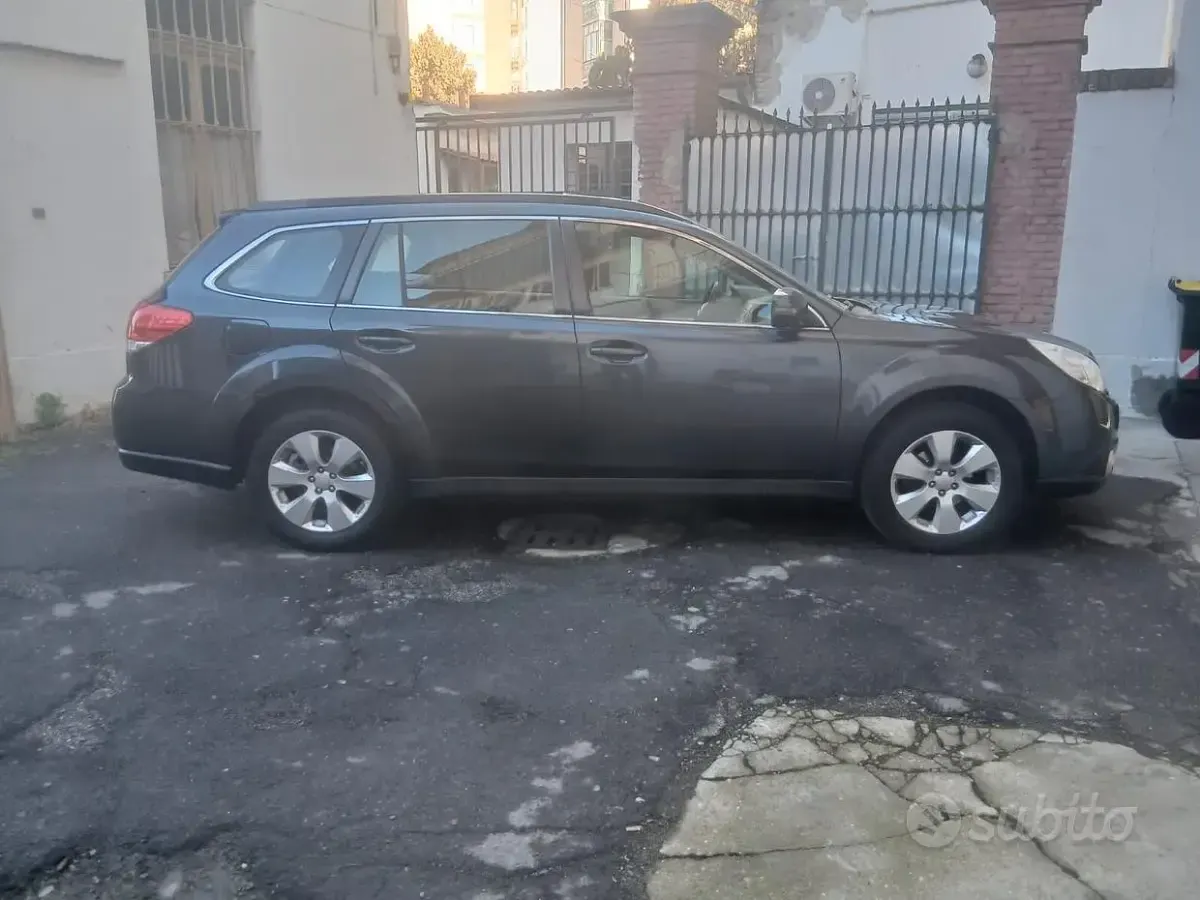 Usata Subaru Outback Exclusive+ 150 CV (110 kW) 2013 Grigio Station wagon