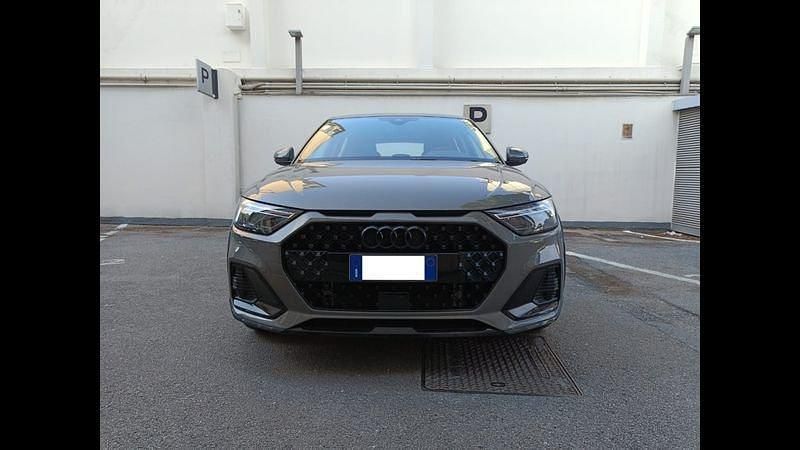 Grigio Nuova 2025 Audi A1 Business Due volumi | 30.500 € (Buon prezzo) - Immagine 1/4