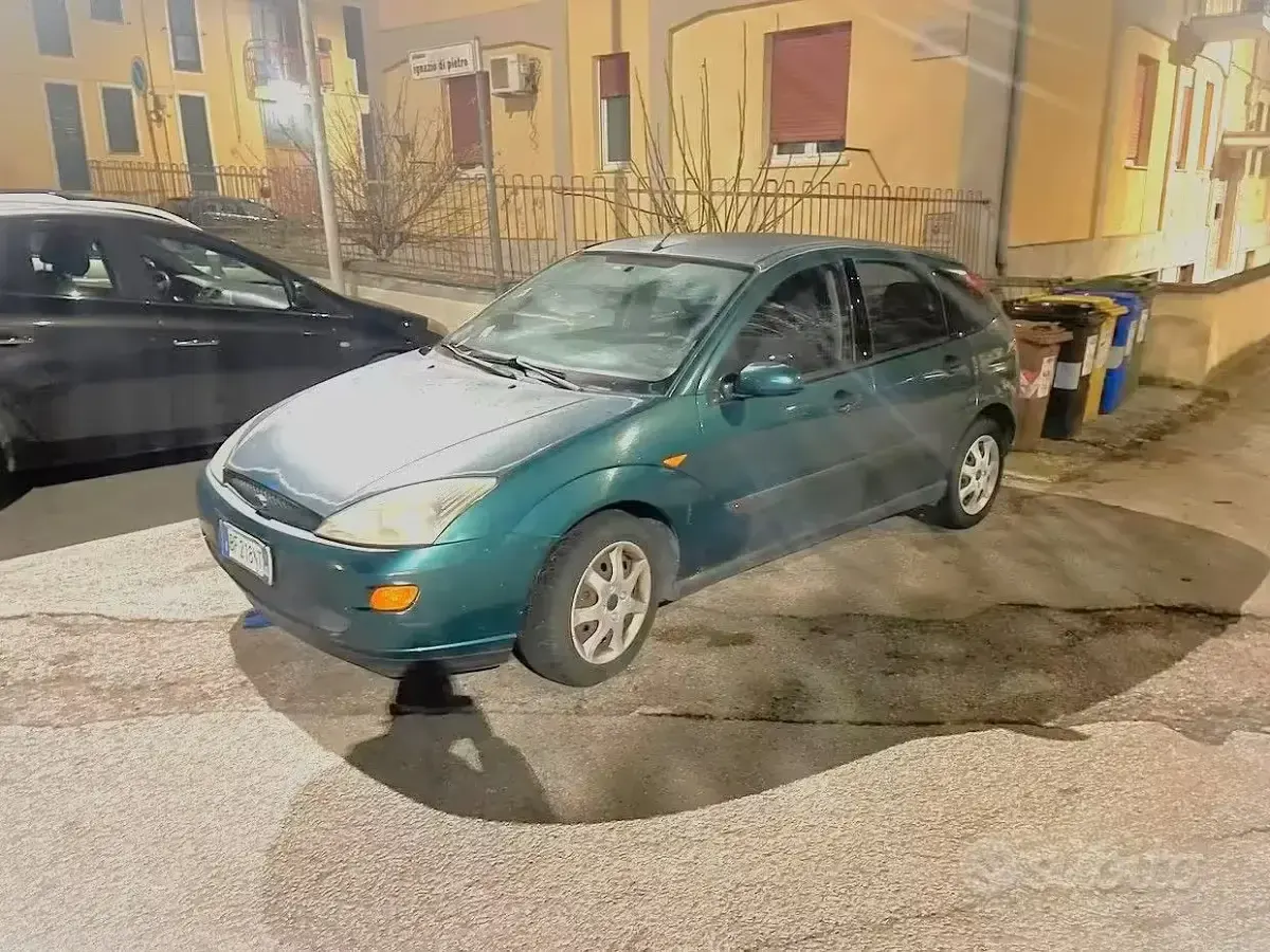 Usata Ford Focus 90 CV (66 kW) 1999 Verde Berlina