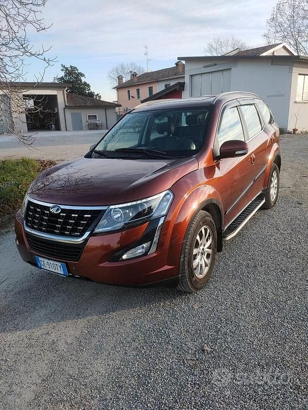 Usata Mahindra XUV500 140 CV (102 kW) 2021 Rosso SUV