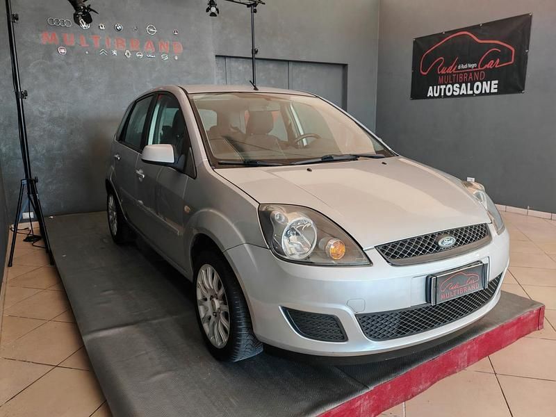 Usata Ford Fiesta Ghia 67 CV (49 kW) 2008 Argento Berlina