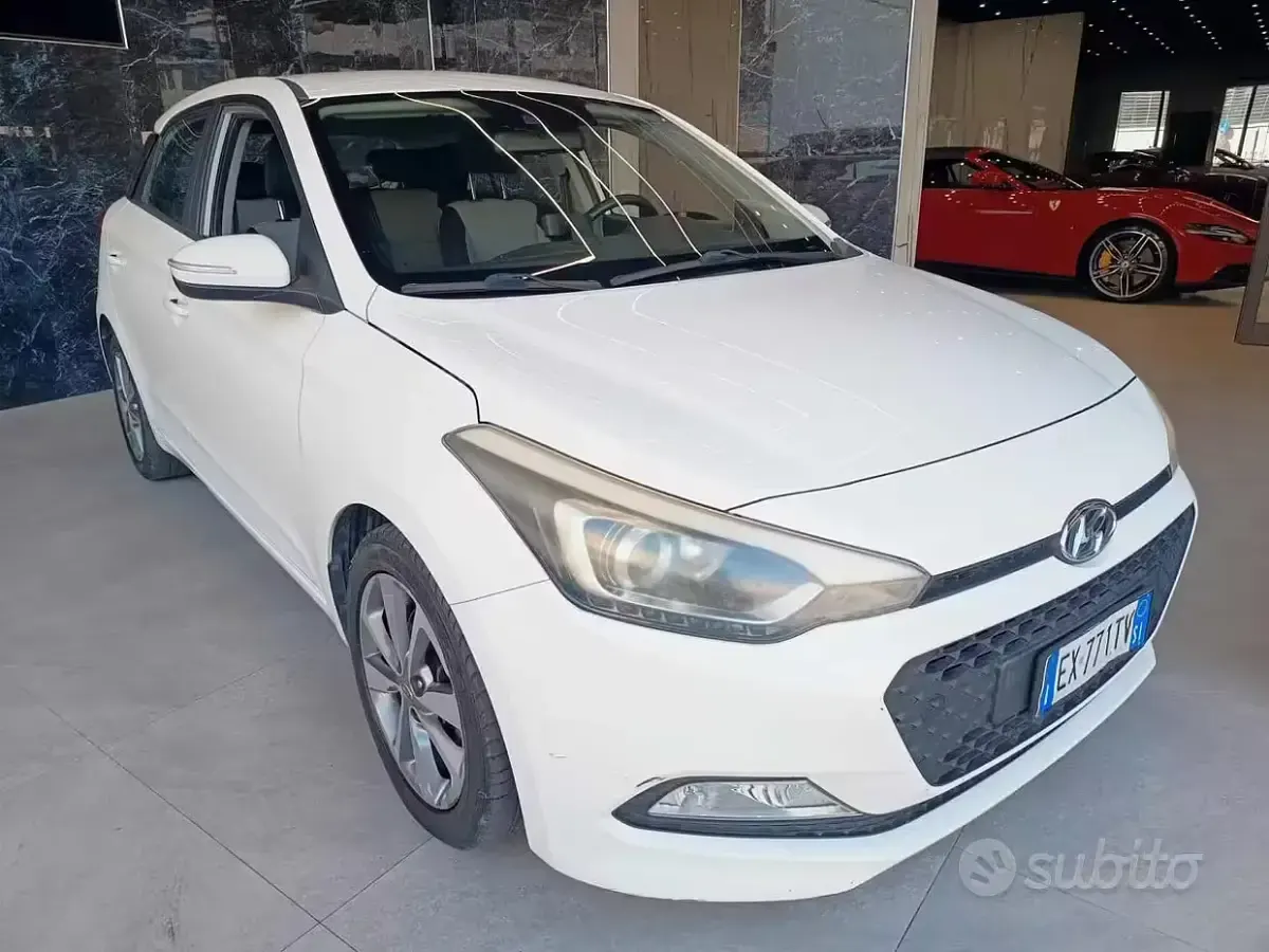 Usata Hyundai i20 Comfort 75 CV (55 kW) 2015 Bianco Berlina