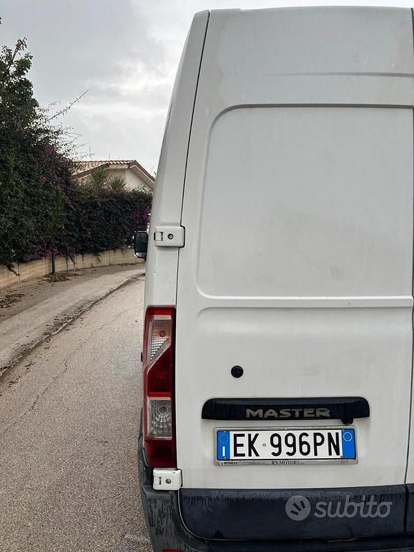 Begagnad Renault Master 2012 Vit Sedan