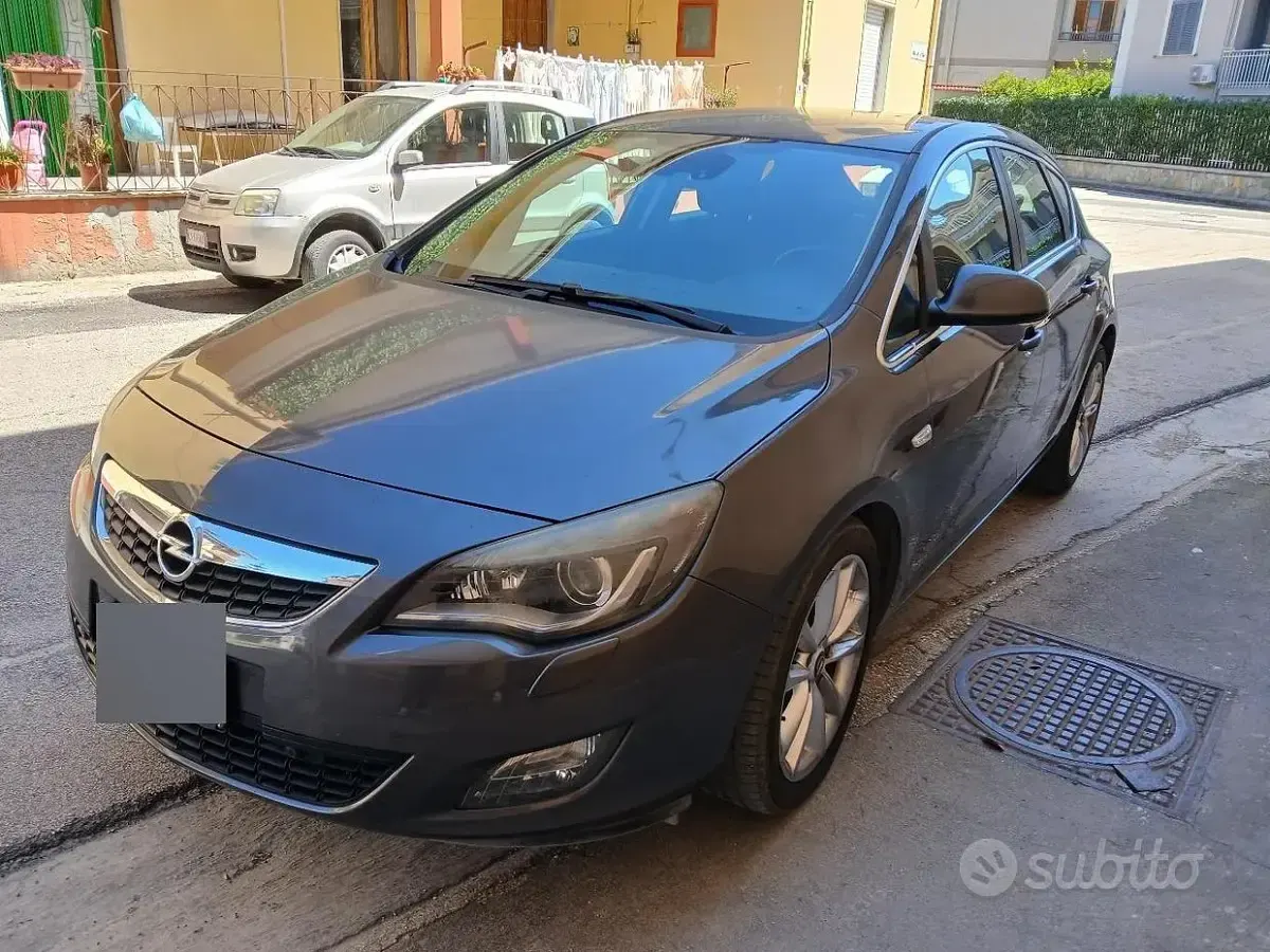 Usata Opel Astra Cosmo 160 CV (117 kW) 2011 Grigio Berlina
