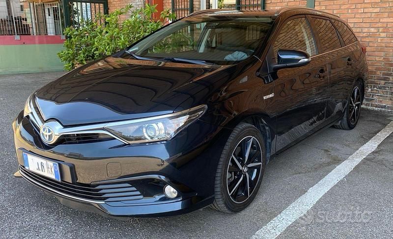 Begagnad Toyota Auris Hybrid Active 99 HK (72 kW) 2017 Blå Kombi