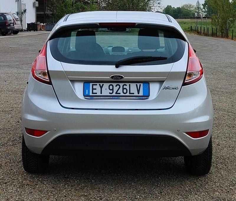 Usata Ford Fiesta 95 CV (69 kW) 2015 Grigio Berlina