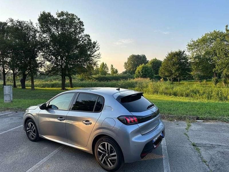Usata Peugeot 208 Allure 101 CV (74 kW) 2023 Argento Utilitaria