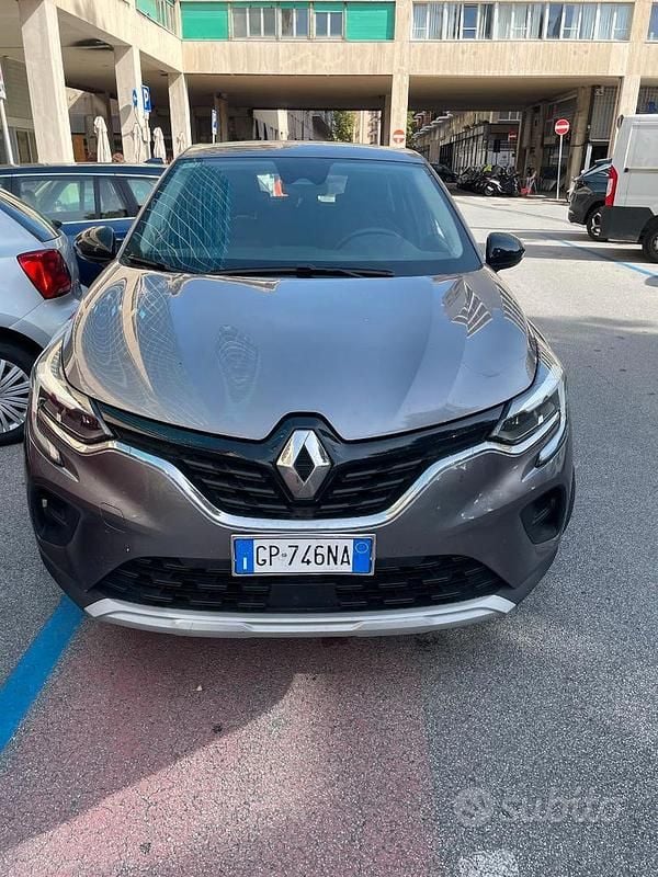 Grigio Usata 2023 Renault Captur SUV | 16.500 € (Buon prezzo) - Immagine 1/4