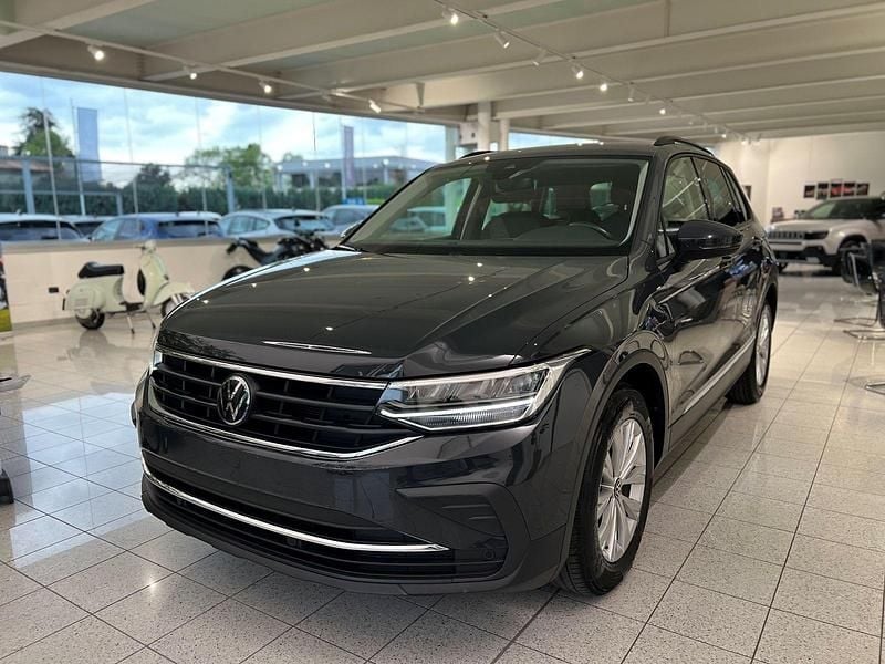 Usata VW Tiguan Life 150 CV (110 kW) 2022 Grigio urano pastello SUV