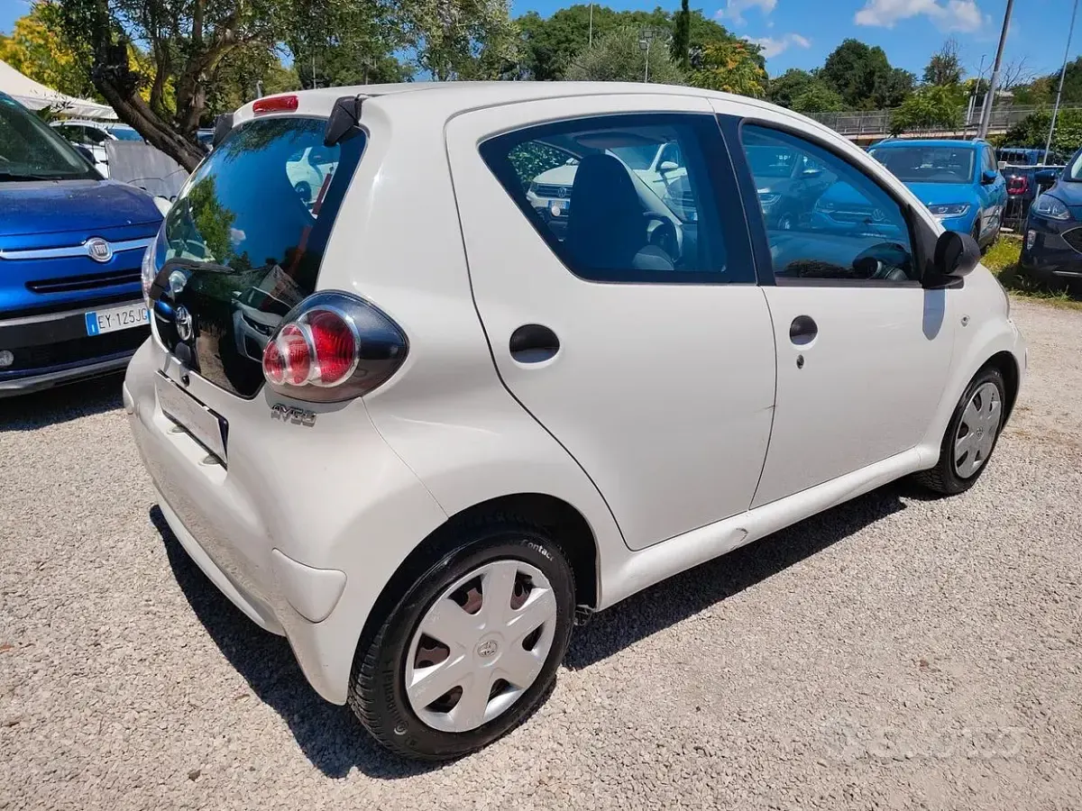 Usata Toyota Aygo 68 CV (50 kW) 2012 Bianco Utilitaria