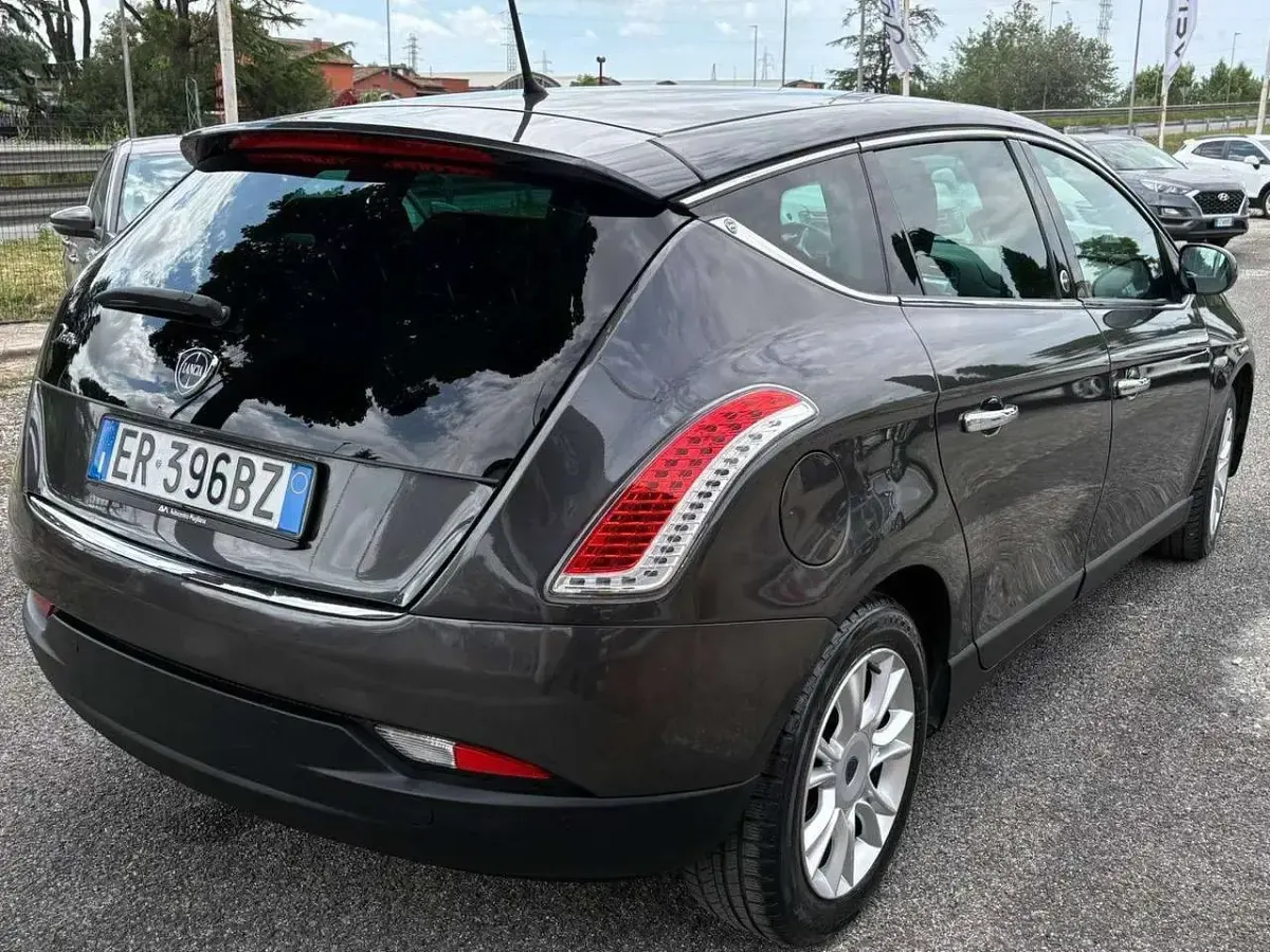 Usata Lancia Delta 120 CV (88 kW) 2013 Grigio Utilitaria