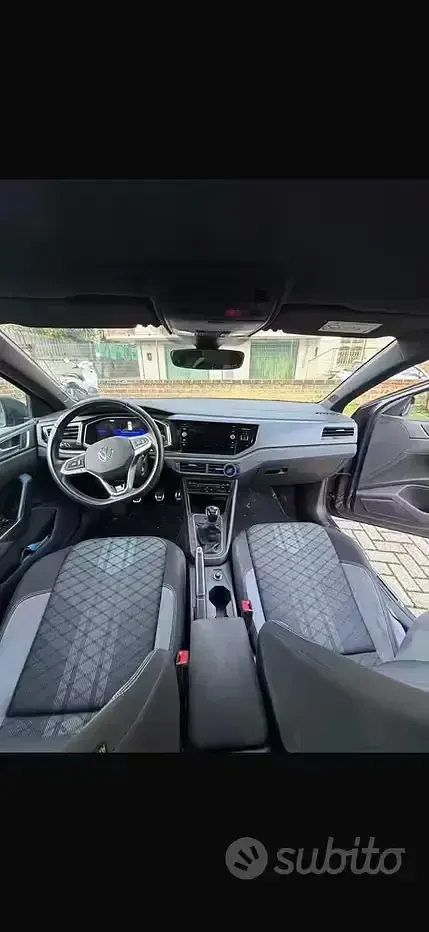 Usata VW Polo R-line 95 CV (69 kW) 2023 Grigio Utilitaria