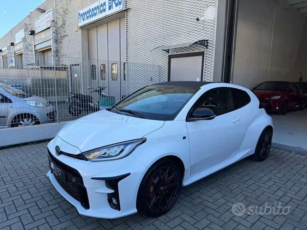 Second-hand Toyota Yaris 261 CP (191 kW) 2024 Alb Hatchback