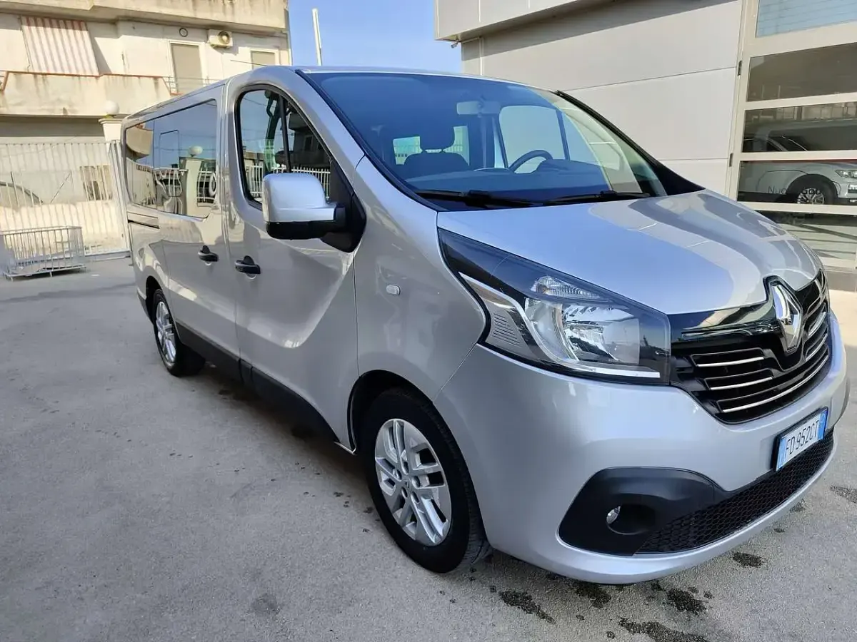 Usata Renault Trafic Privilege 125 CV (91 kW) 2016 Argento Monovolume
