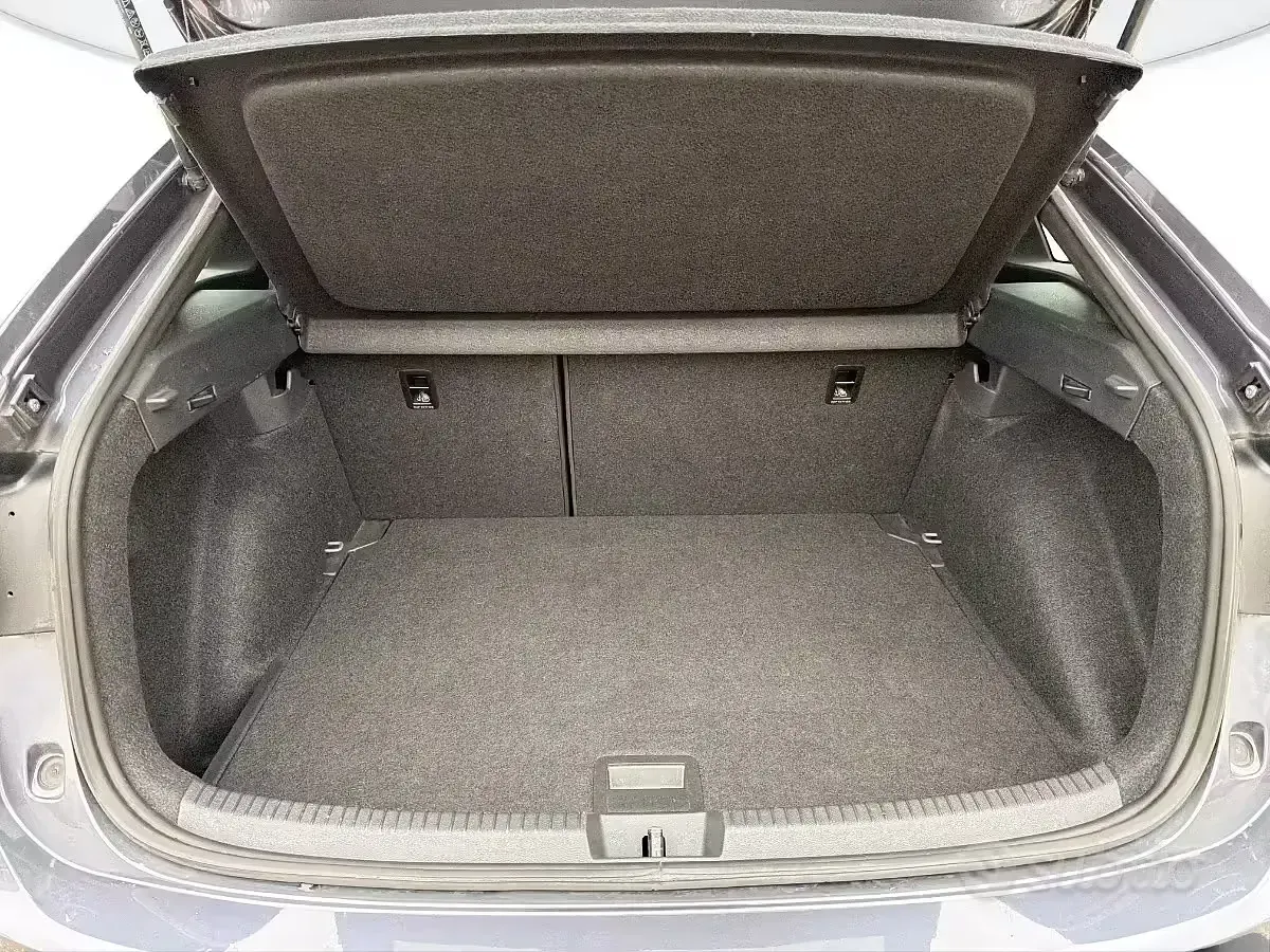 Usata VW Taigo R-line 110 CV (80 kW) 2022 Grigio scuro metall. SUV