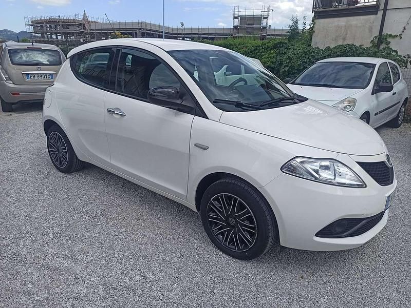 Usata Lancia Ypsilon Gold 69 CV (50 kW) 2018 Bianco Utilitaria