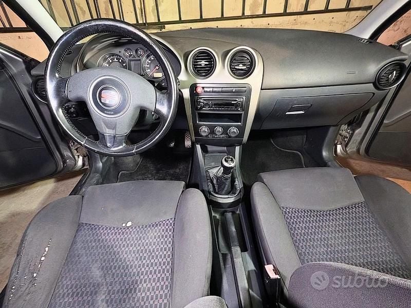 Usata Seat Ibiza 101 CV (74 kW) 2005 Grigio Utilitaria