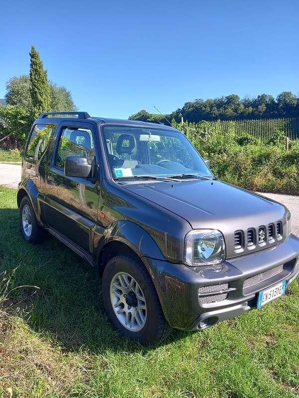 Usata Suzuki Jimny 86 CV (63 kW) 2010 Grigio SUV