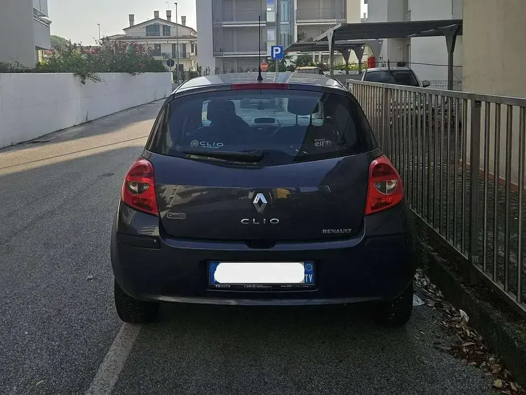 Usata Renault Clio III Komfort 75 CV (55 kW) 2007 Nero Berlina
