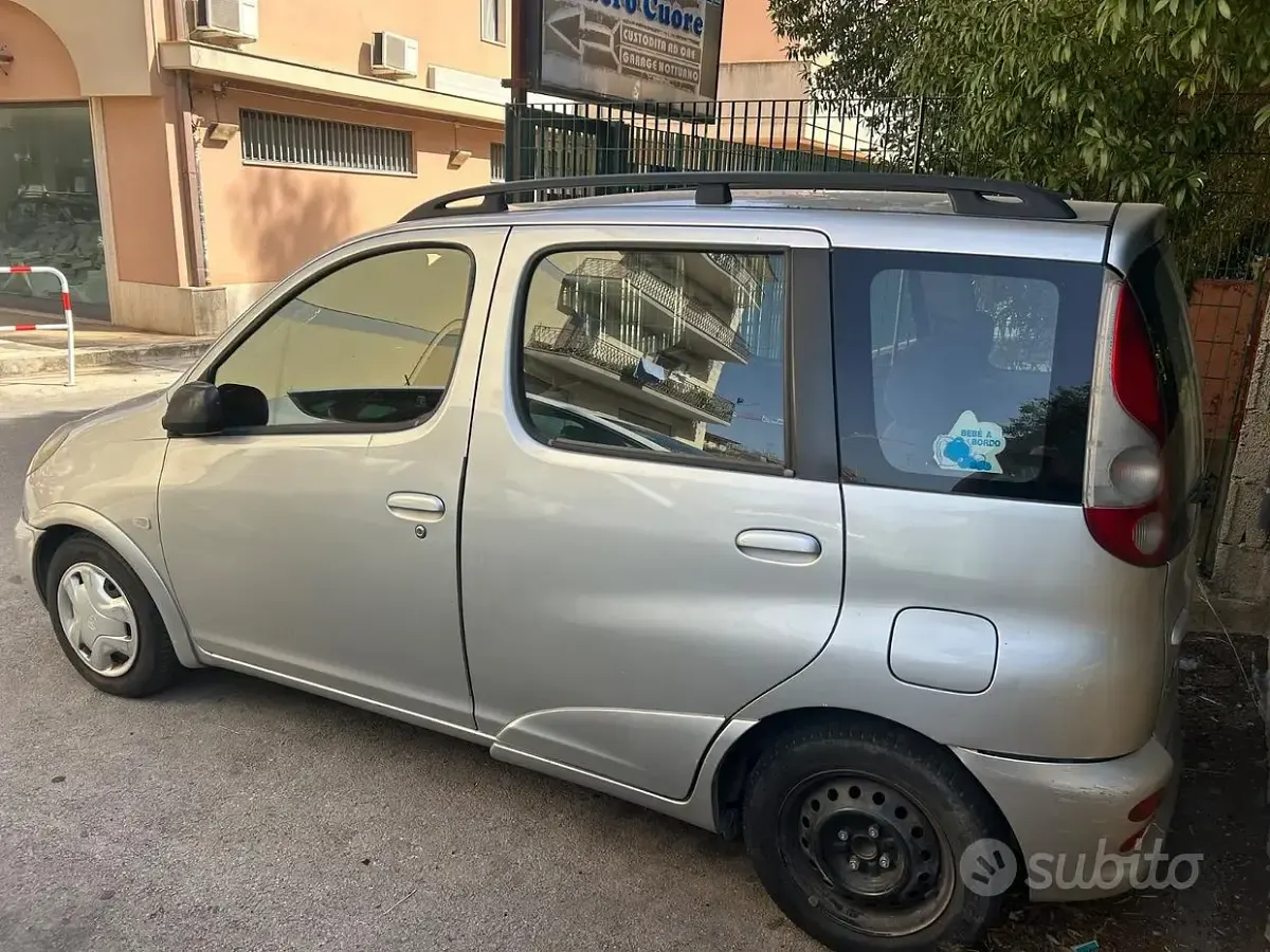 Usata Toyota Yaris Verso 86 CV (63 kW) 2001 Grigio Monovolume