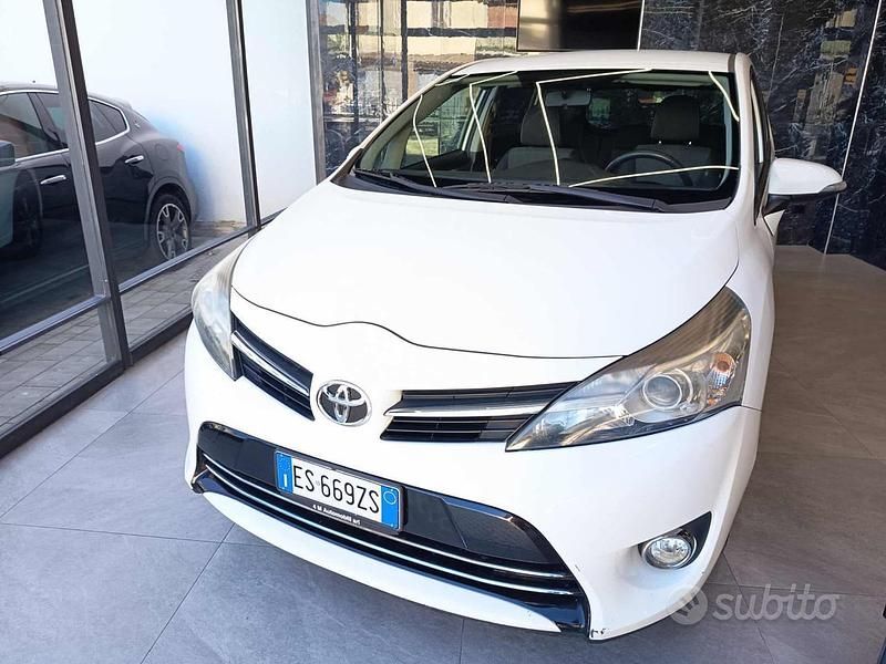 Usata Toyota Verso Active 132 CV (97 kW) 2013 Bianco Monovolume