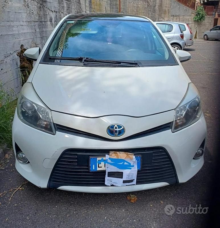 Usata Toyota Yaris Hybrid 75 CV (55 kW) 2013 Bianco Utilitaria