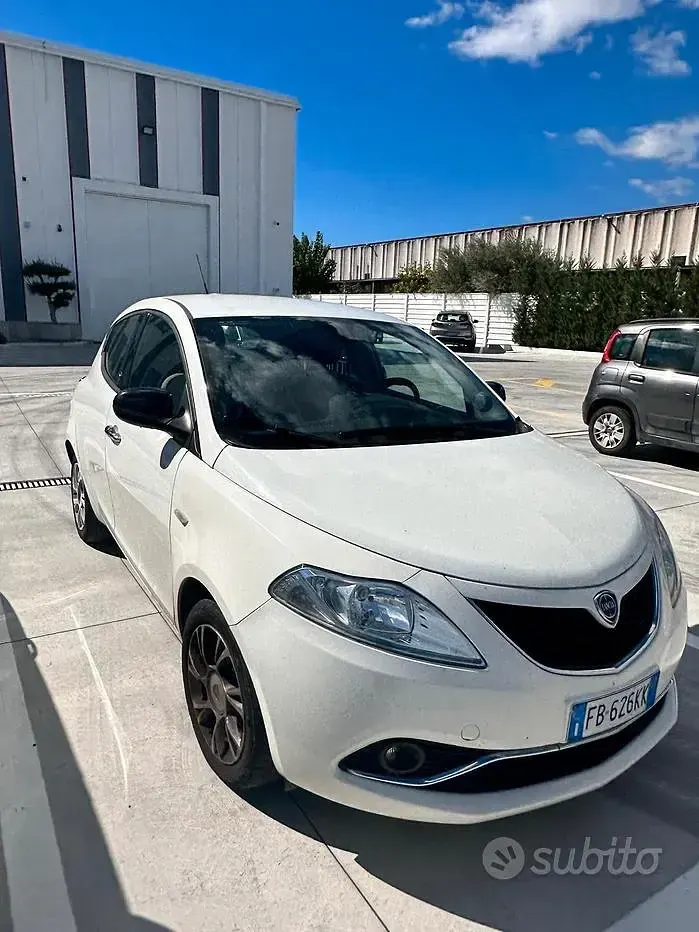 Usata Lancia Ypsilon 95 CV (69 kW) 2016 Bianco Utilitaria