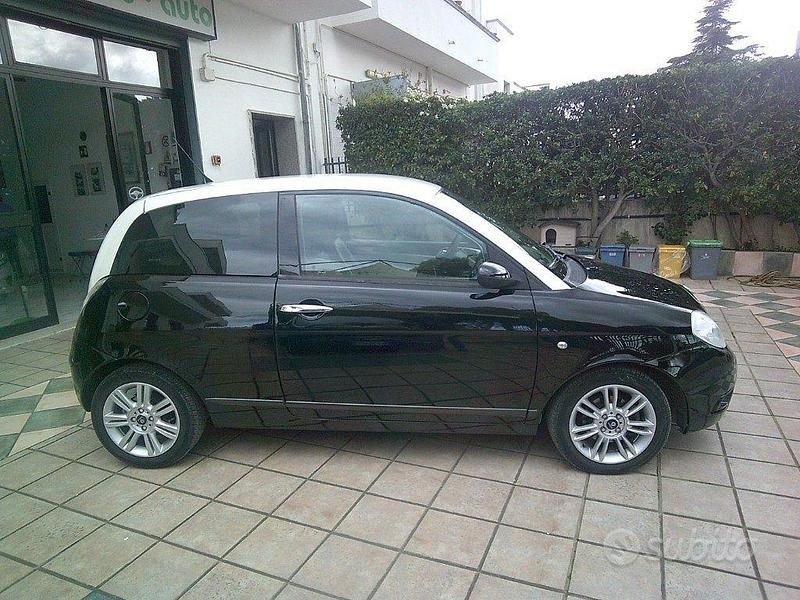 Usata Lancia Ypsilon 105 CV (77 kW) 2008 Nero Utilitaria