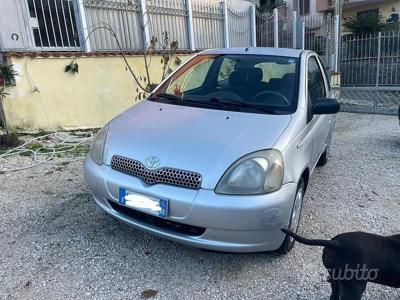Grigio Usata 2002 Toyota Yaris Sol Tre volumi | 1500 € (Ottimo prezzo) - Immagine 1/4