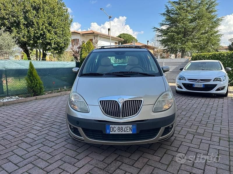 Usata Lancia Musa 90 CV (66 kW) 2007 Giallo Monovolume
