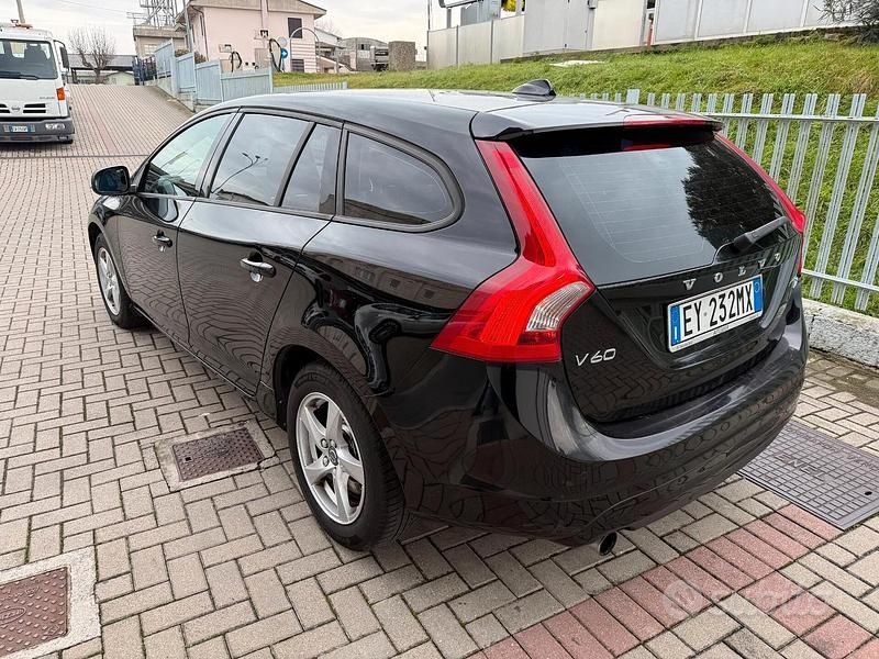 Usata Volvo V60 Kinetic 114 CV (83 kW) 2014 Nero Station wagon
