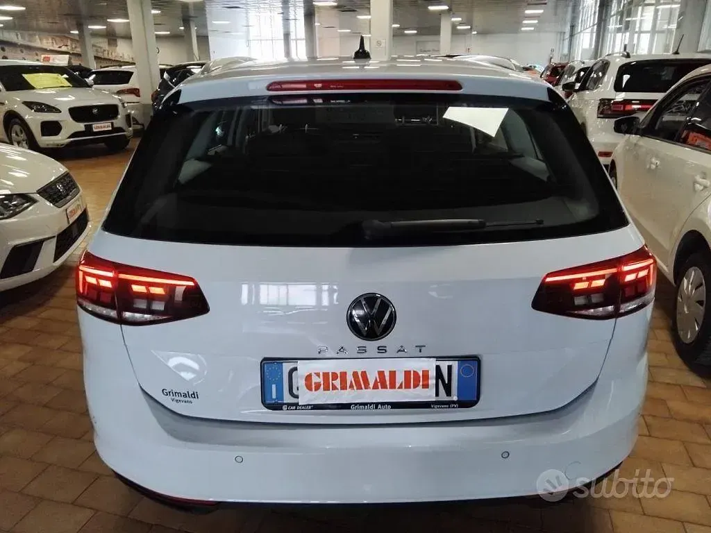 Usata VW Passat Business 150 CV (110 kW) 2023 Glacier white / metallizzato Station wagon