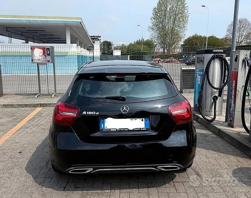 Usata Mercedes A180 109 CV (80 kW) 2017 Nero Berlina