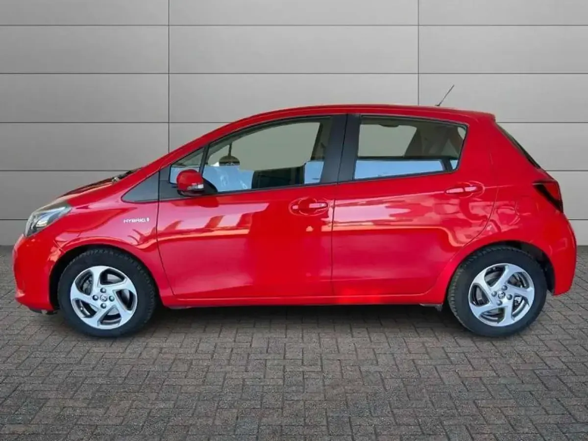 Usata Toyota Yaris Hybrid Active 101 CV (74 kW) 2016 Rosso Berlina