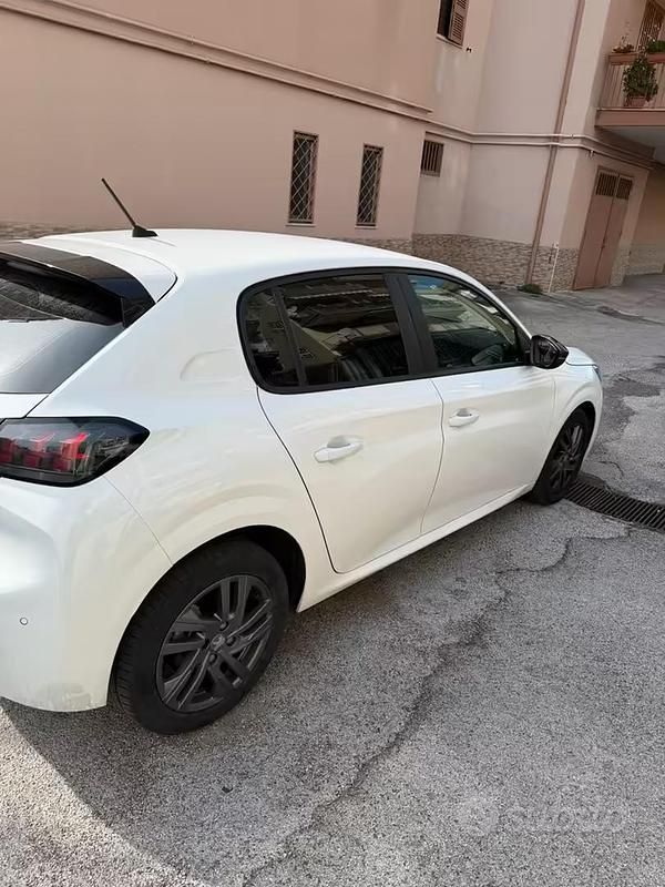 Usata Peugeot 208 Allure 102 CV (75 kW) 2022 Bianco Utilitaria