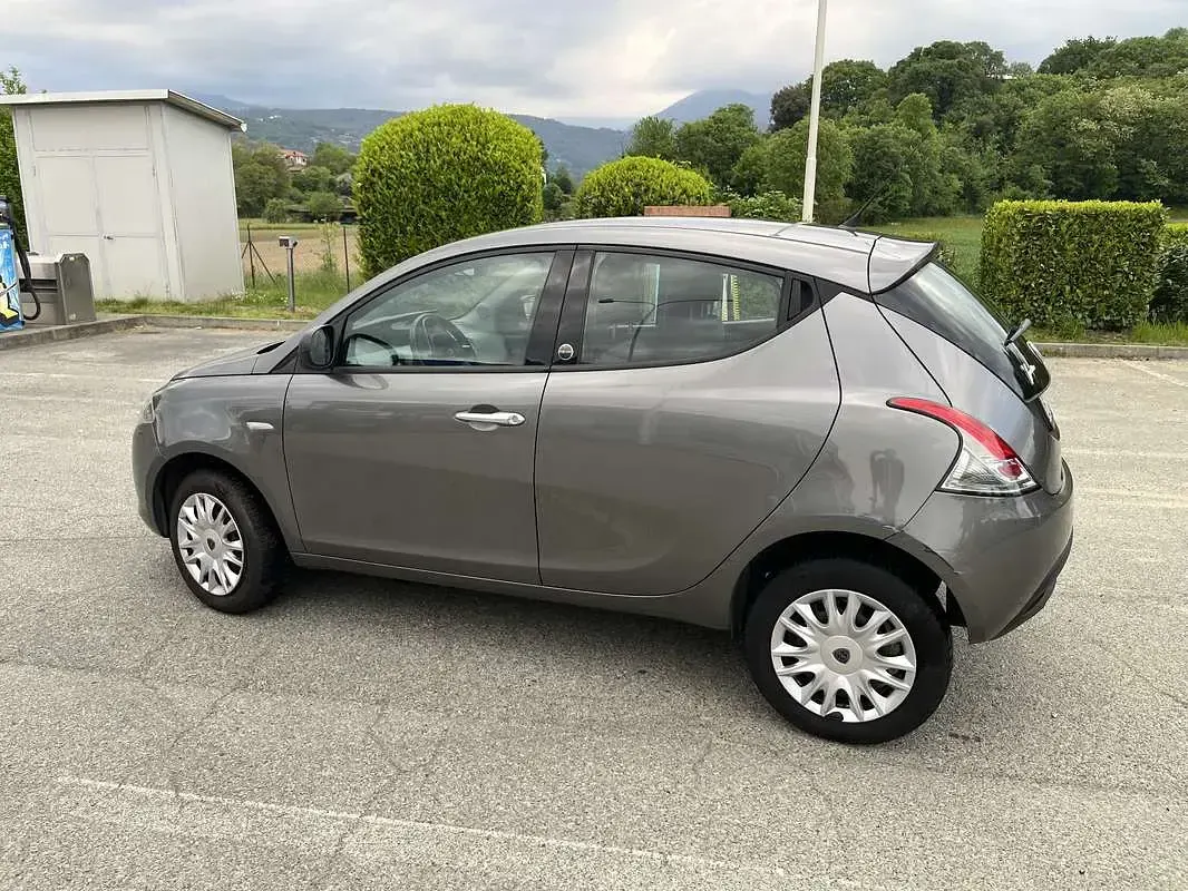 Usata Lancia Ypsilon 80 CV (58 kW) 2014 Argento Utilitaria