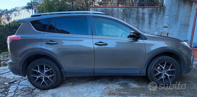 Usata Toyota RAV4 Lounge 143 CV (105 kW) 2016 Marrone SUV
