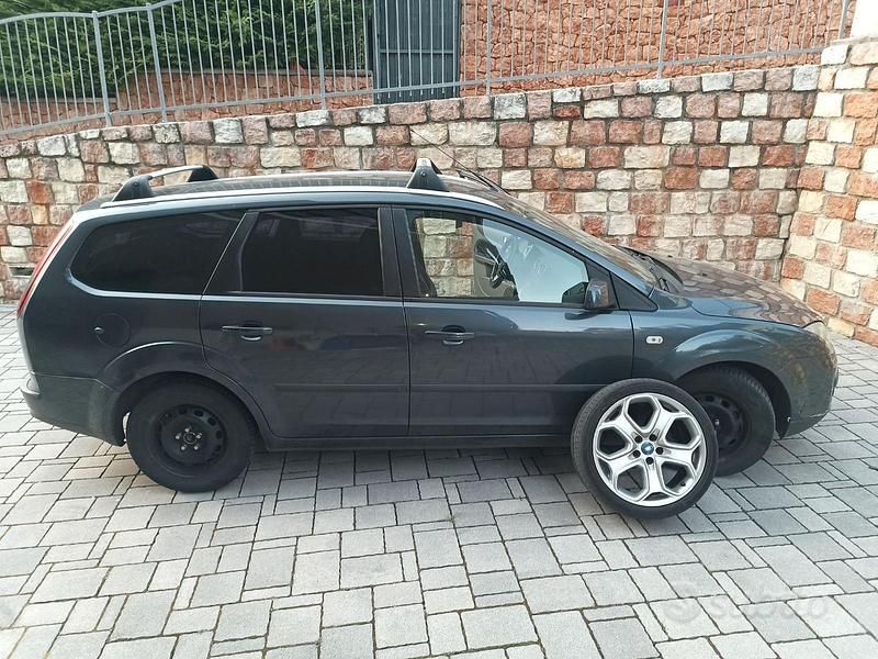 Usata Ford Focus 90 CV (66 kW) 2007 Nero Station wagon