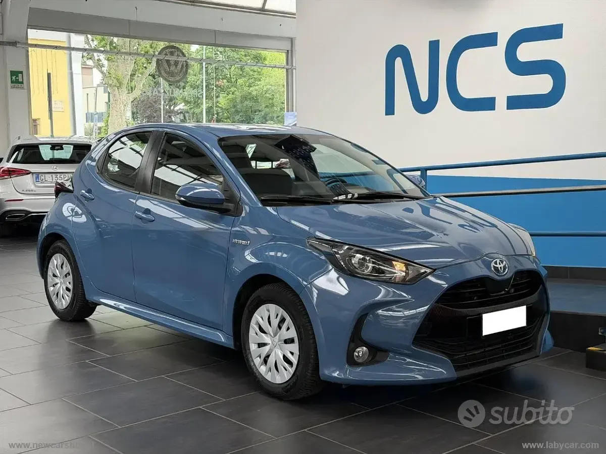 Begagnad Toyota Yaris Hybrid Business Edition 92 HK (67 kW) 2021 Blå Sedan