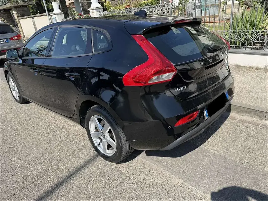 Usata Volvo V40 Kinetic 120 CV (88 kW) 2016 Nero Berlina