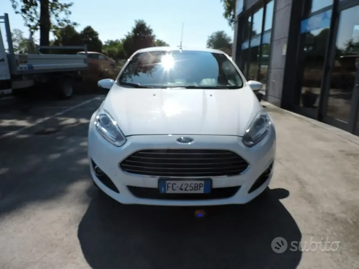 Usata Ford Fiesta Titanium 75 CV (55 kW) 2016 Bianco Utilitaria