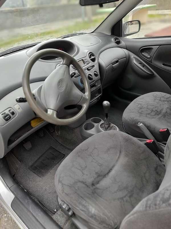 Usata Toyota Yaris 75 CV (55 kW) 2002 Argento Berlina