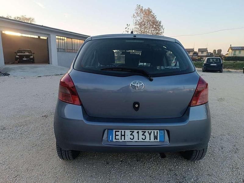 Usata Toyota Yaris Sol 101 CV (74 kW) 2011 Berlina