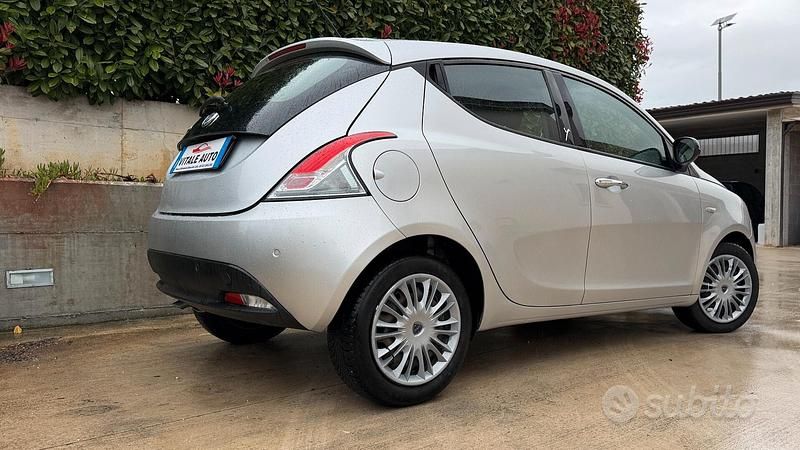 Usata Lancia Ypsilon 95 CV (69 kW) 2011 Grigio Utilitaria
