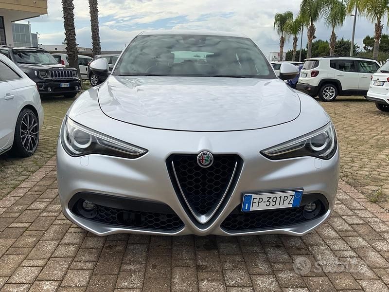 Argento Usata 2018 Alfa Romeo Stelvio Executive SUV | 18.500 € (Ottimo prezzo) - Immagine 1/4