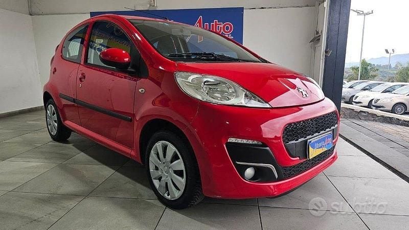 Usata Peugeot 107 Active 68 CV (50 kW) 2012 Rosso Utilitaria