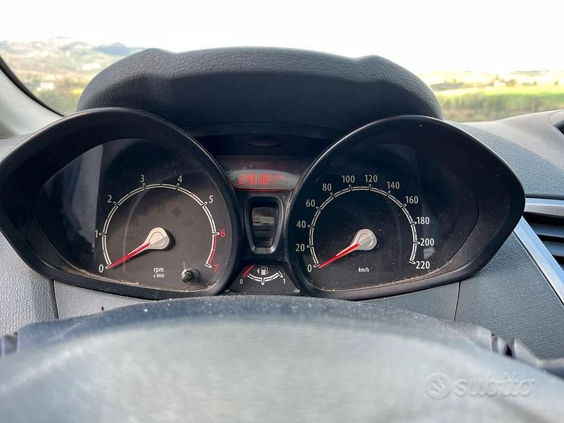 Usata Ford Fiesta 73 CV (53 kW) 2010 Grigio Utilitaria